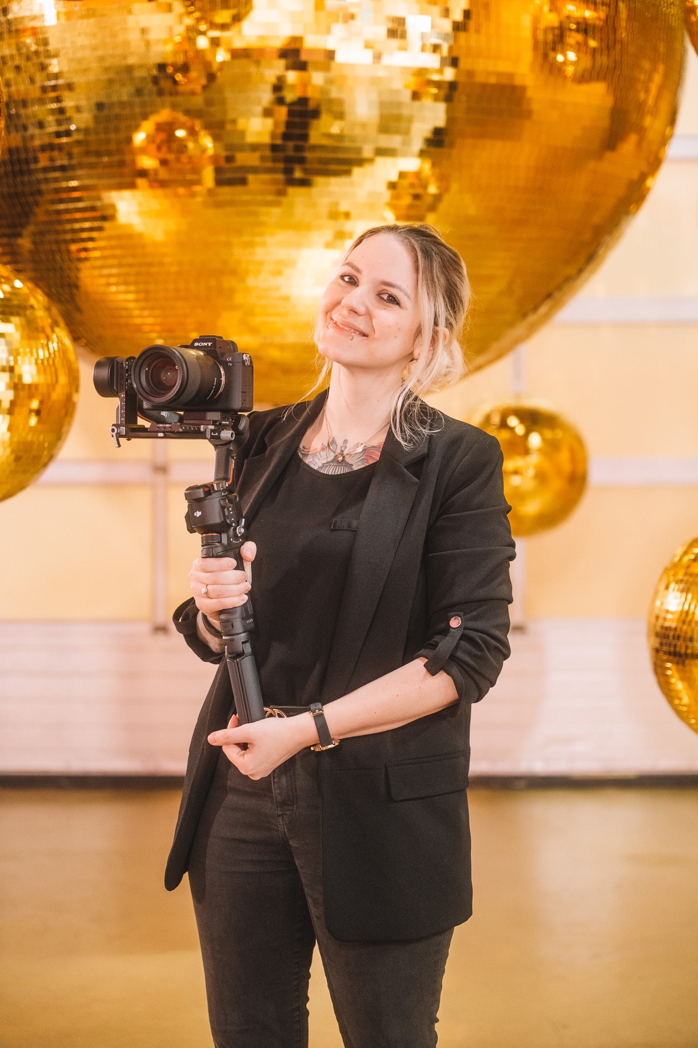 Videografin mit Kamera_Köln Videoproduktion Köln NRW Deutschland Laura Grocholl